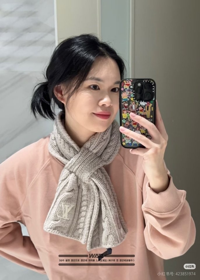 LOUISVUITTON] 꽈베기 자수 로고 베이지 머플러