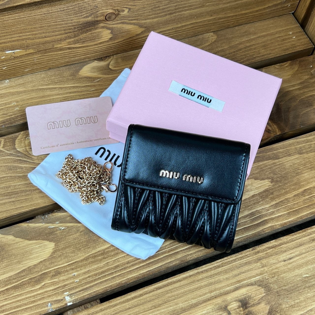 미우미우 (M*u) 나파레더 체인 카드지갑