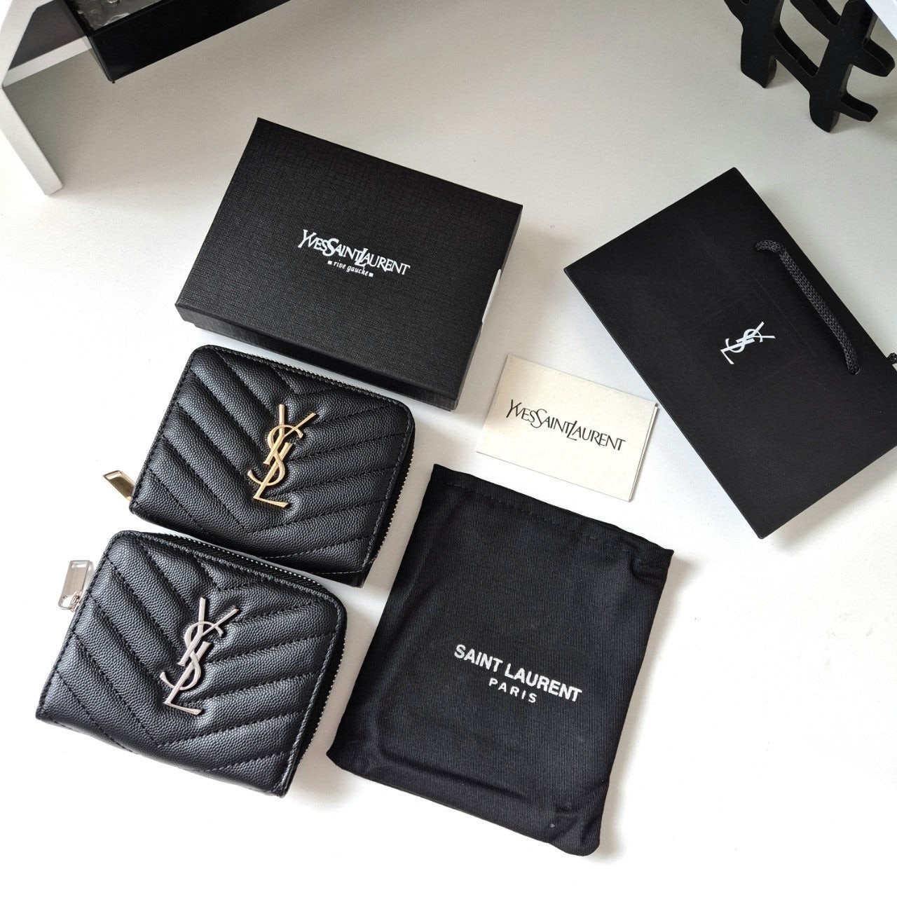 입생로랑 모노그램 컴팩트 지퍼 반지갑