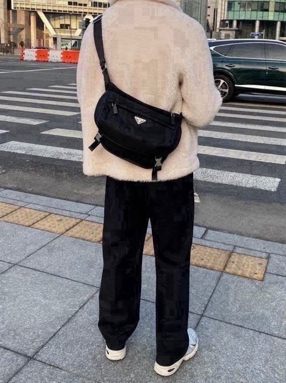 프라다 바이커백 (이서진 크로스백)