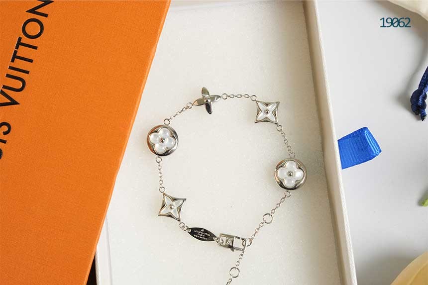 루이비통 블라썸 BB 화이트골드 브레이슬릿