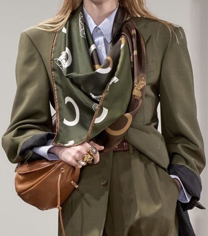 셀린느 소프트 하프문