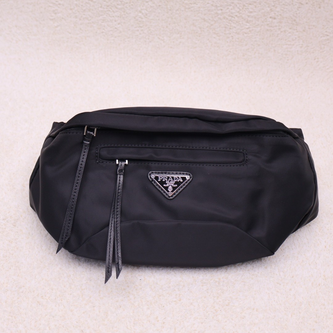 프라다 리나일론 바이커백 