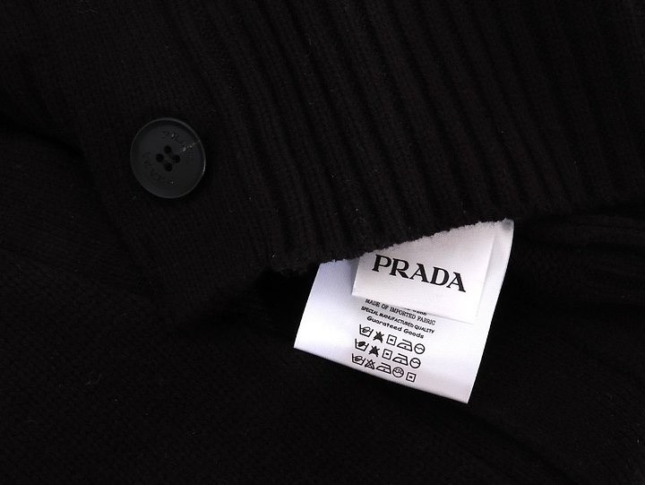 ⚪️  2025 S/S PRADA 트라이앵글 플레이트 커플가디건⚪️ view 14