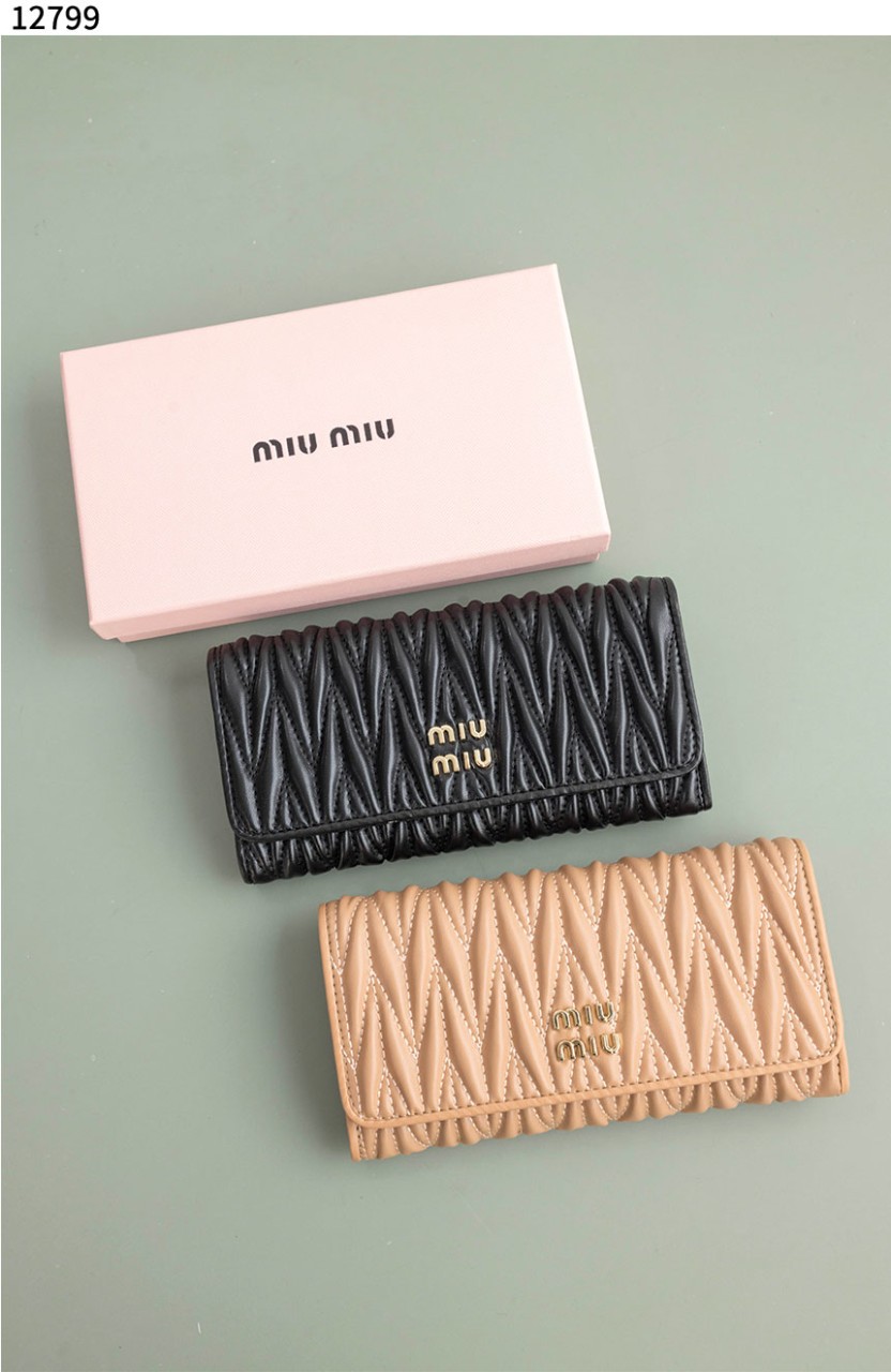 #미우미우 [MIU MIU] 여성 마틀라세 나파 장지갑 신상입고💢 