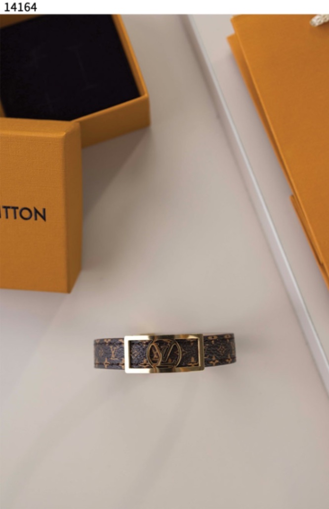 루이비통 [Louis Vuitton] LV 모노그램 도핀팔찌 신상 view 2