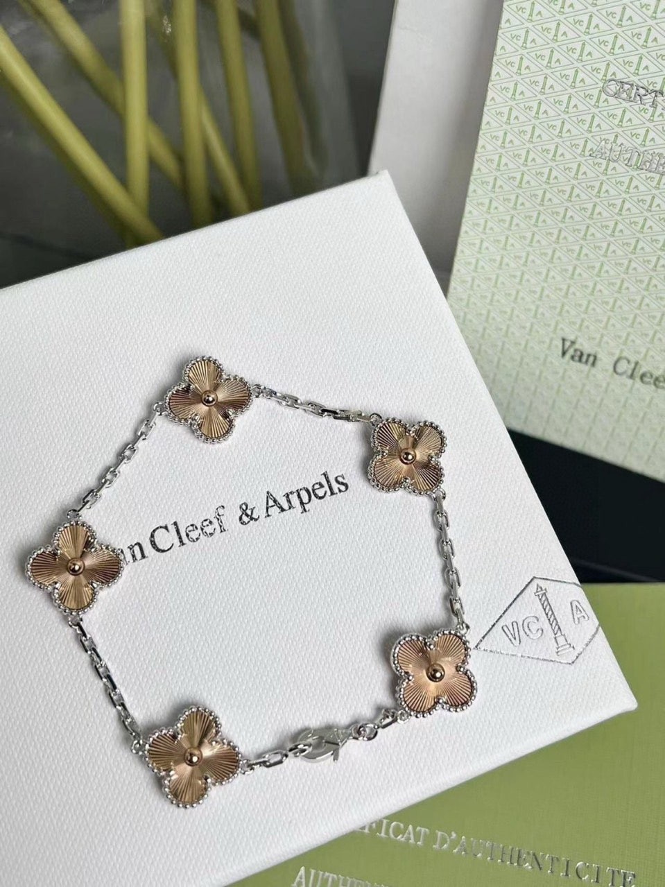 반클리프 2024홀리데이 리미티드 에디션 빈티지 알함브라 브레이슬릿 5잎모티브