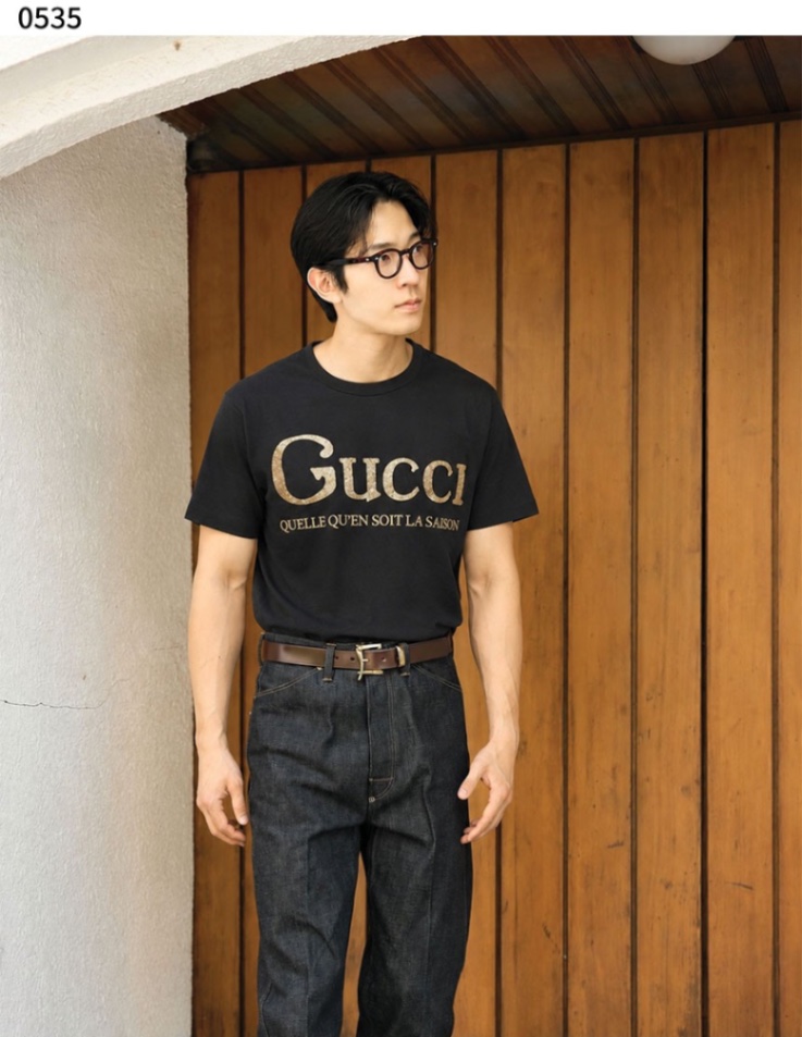 구찌 [GUCCI] 수입프리미엄급 구찌 골드 레터링 로고 남여공용 반팔 티셔츠 view 2