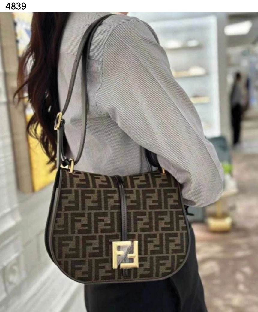 펜디 [FENDI] 수입프리미엄급 커'몬 미디엄 백 신상