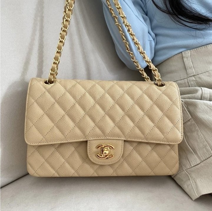 샤넬 클래식 미디움 플랩백 그레인드 카프스킨 & 골드 메탈 베이지