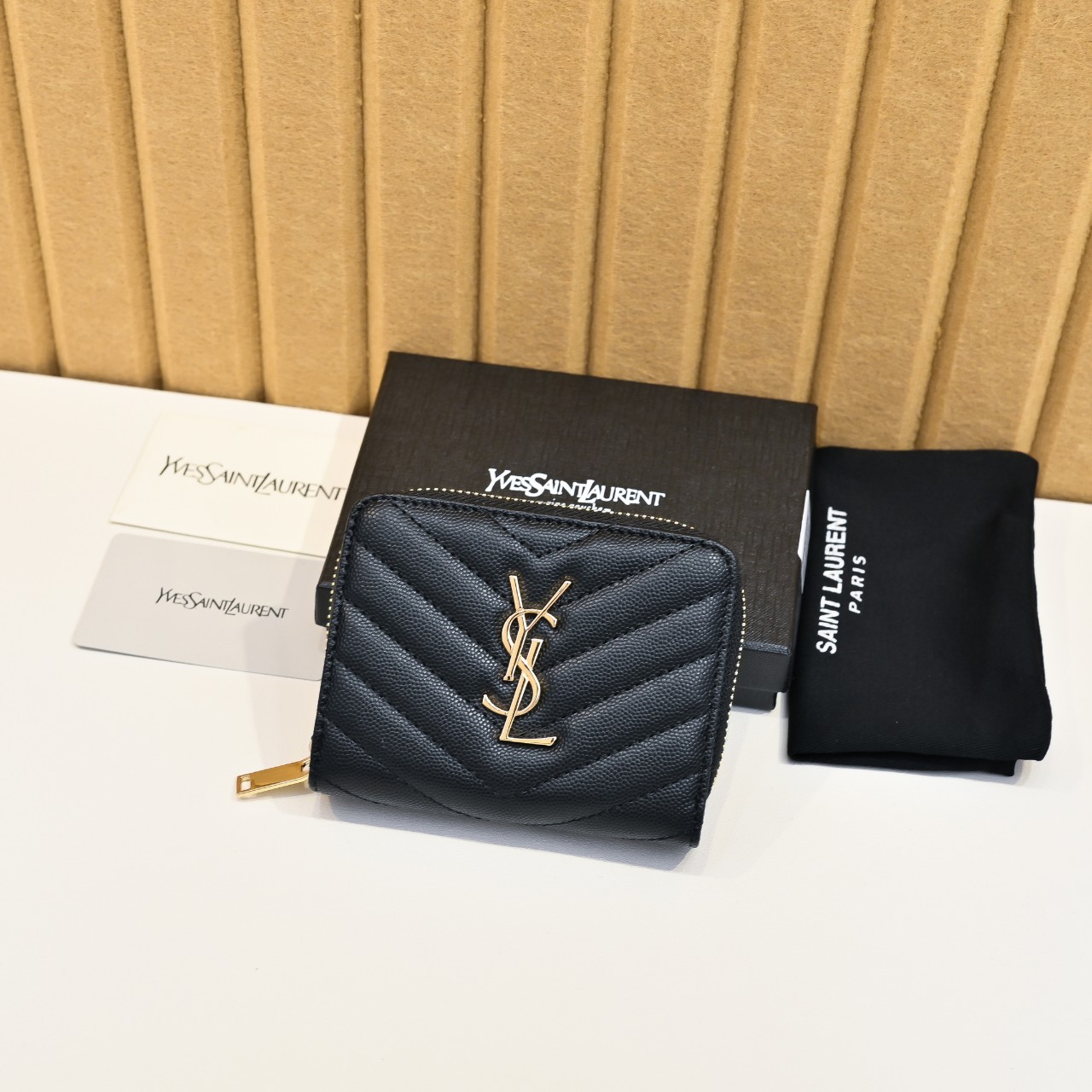 생로랑 컴팩트 지퍼 어라운드