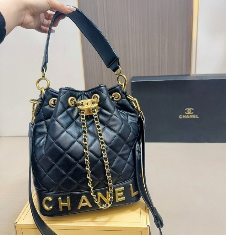 샤넬 로고 버킷백 