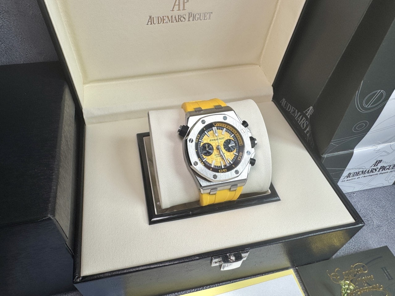 오데마피게 로얄오크 오프셔 크로노그래프 26703ST 옐로우