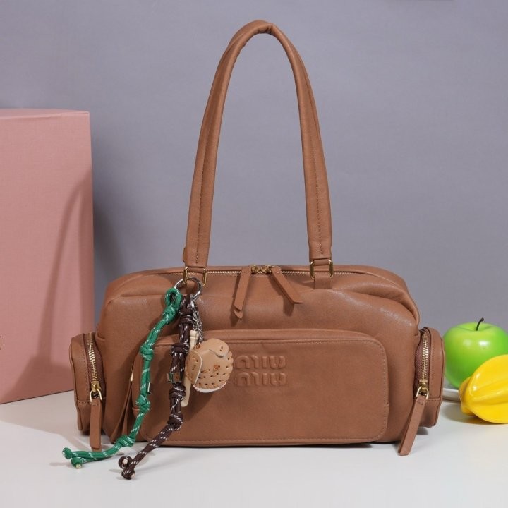 미우미우 나파 가죽 포켓백