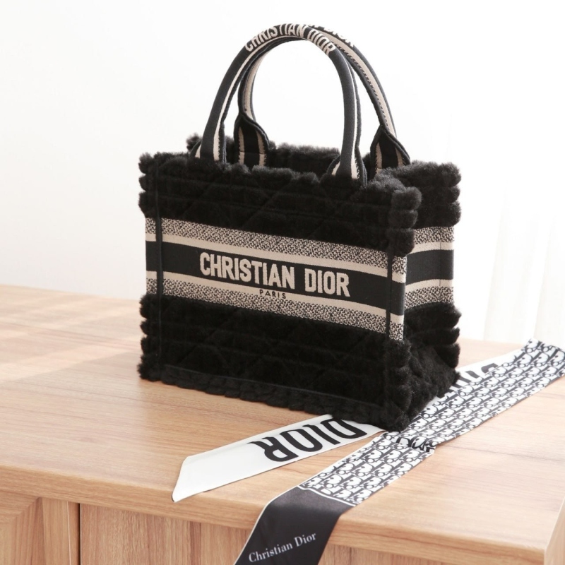 디올 가방  북토트 까나쥬 시어링 백  