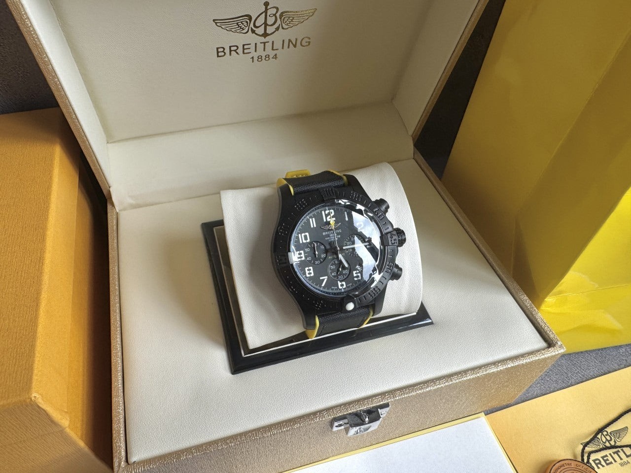 브라이틀링 어벤저 허리케인 블랙 48mm