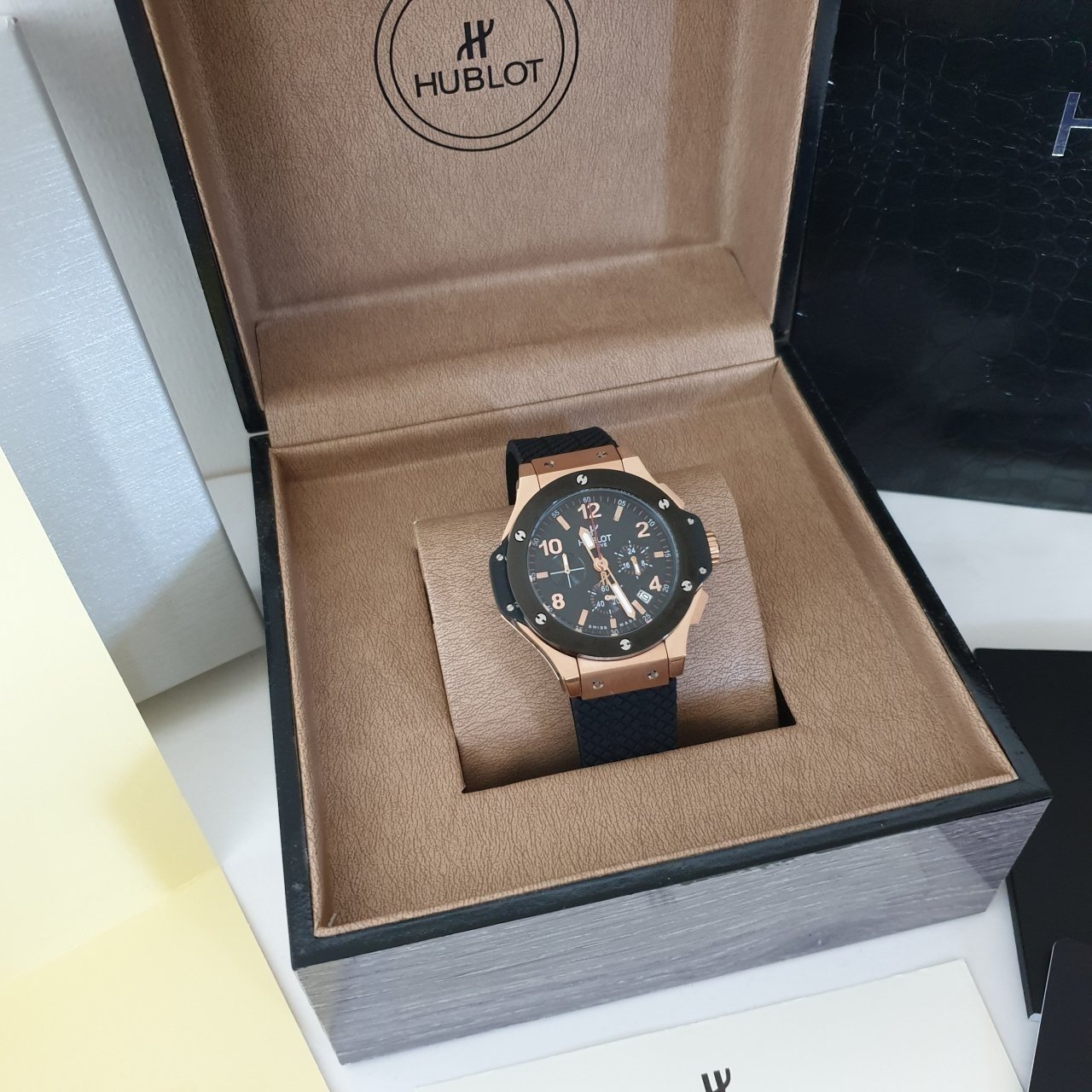 위블로 빅뱅 금장블랙 우레탄밴드 시계