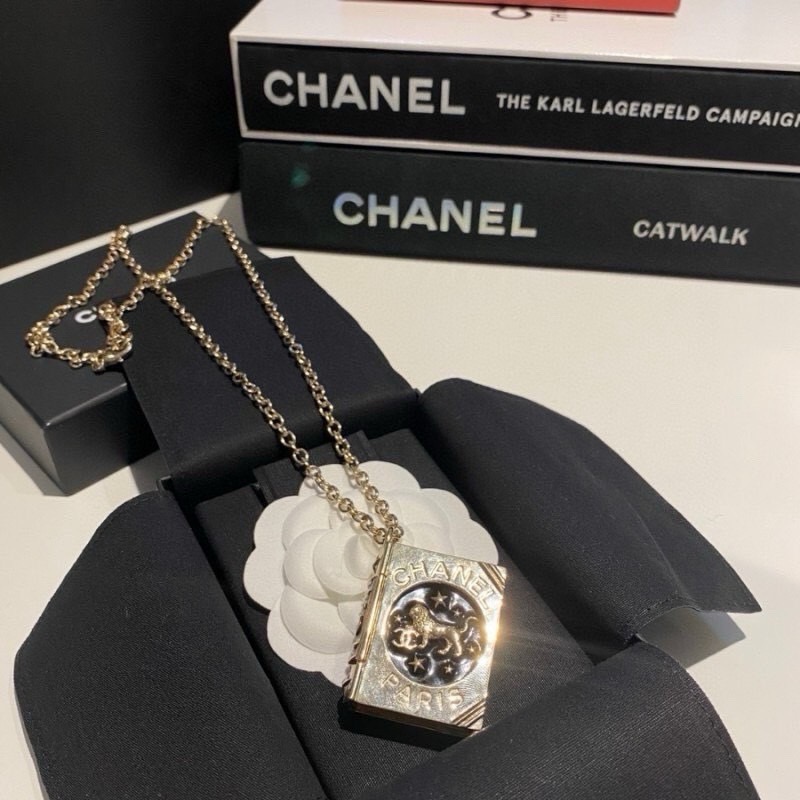 샤넬 라이언 오픈 북 롱 네크리스